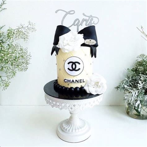 cake design scarpe profumi borsa cupcake chanel tutorial|Chanel themed cake.